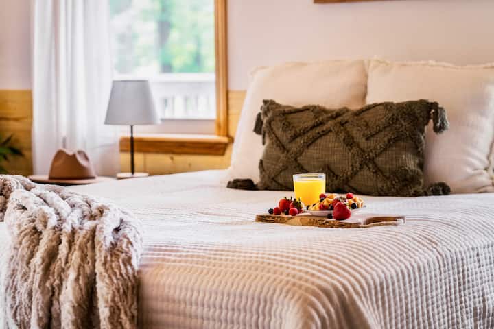 ห้องนอนนี้น่าทึ่งและน่าอยู่