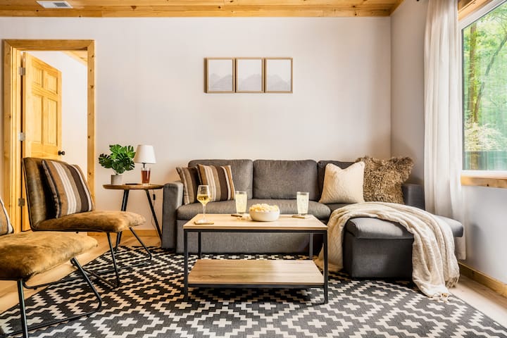 โซฟาตัวนี้ดึงออกมาเพื่อเป็นที่นอนอีกตัวหากคุณต้องการพื้นที่เพิ่ม