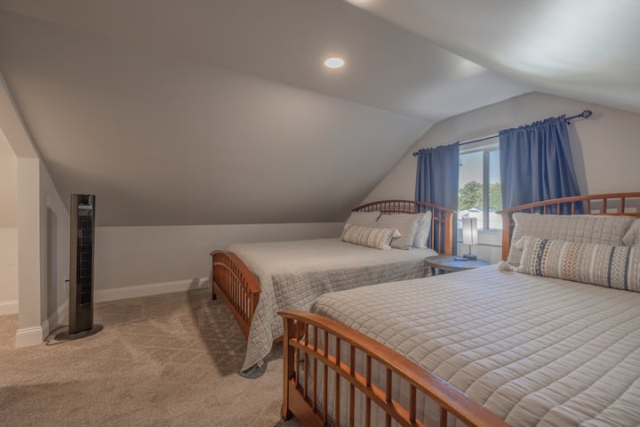 Საძინებელი 3, რომელიც მდებარეობს ზემოთ:

2 ‑ იანი საწოლი - სინათლის გაფილტვრისთვის დაემატა ფარდა!