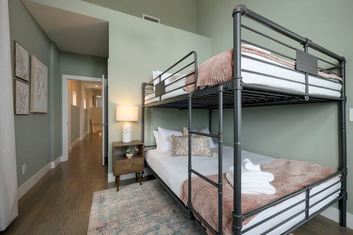 Stunning West End Home – Walkable Area gallery image 5