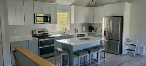 Top performing Airbnb: 1 bdrm, full kitchen home, 1 mi to HarwichPort in Harwich Port