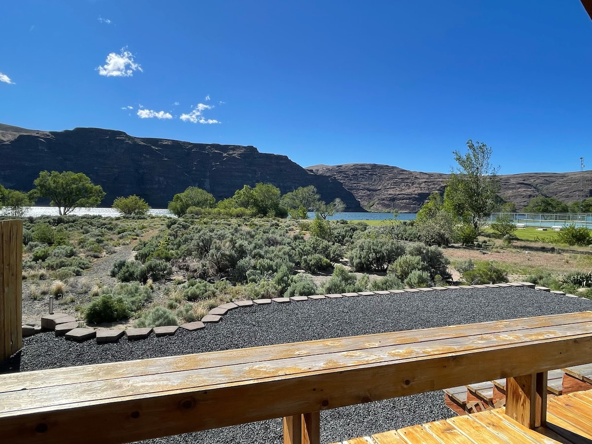 Sunland home on the Columbia River, stunning views Houses for Rent in