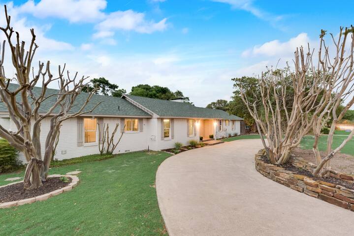 Luxury 4 Bedroom Villa with Pool gallery image 2