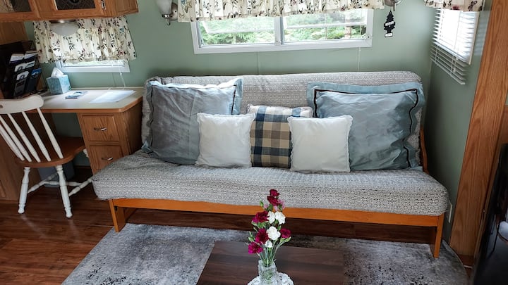 Футон: достатъчно място за спане за двама възрастни или 3 малки деца