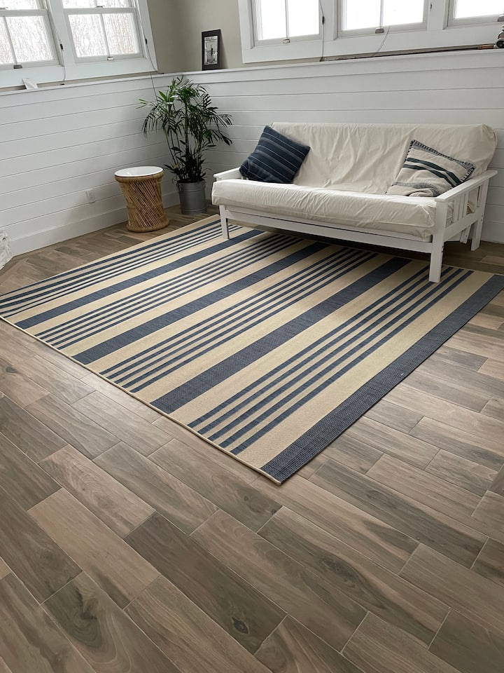 דן עם פוטון, טלוויזיה ואח בוערת מעץ