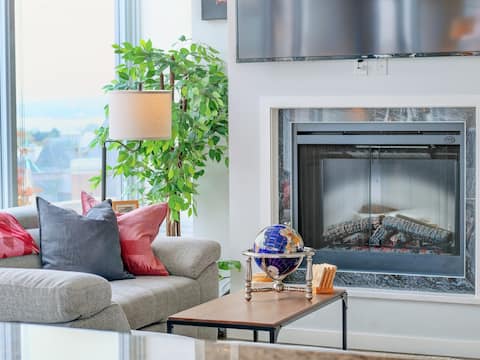 Great VIEWS & VIBES! King sized suite 15th floor!