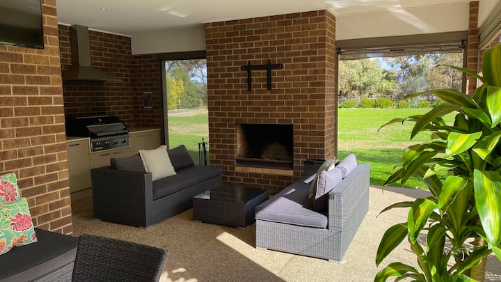 Moama Retreat, Fireplace + Pool, Sleeps 8 - Moama