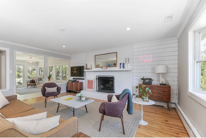 Sag Harbor Chic Mid-century Retreat - The Hamptons, NY
