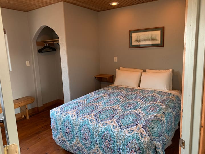 Queen Room. Closet to the left.