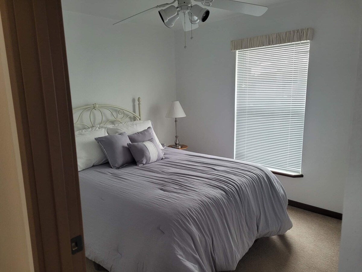 Dormitorio de invitados: cama de tamaño completo.