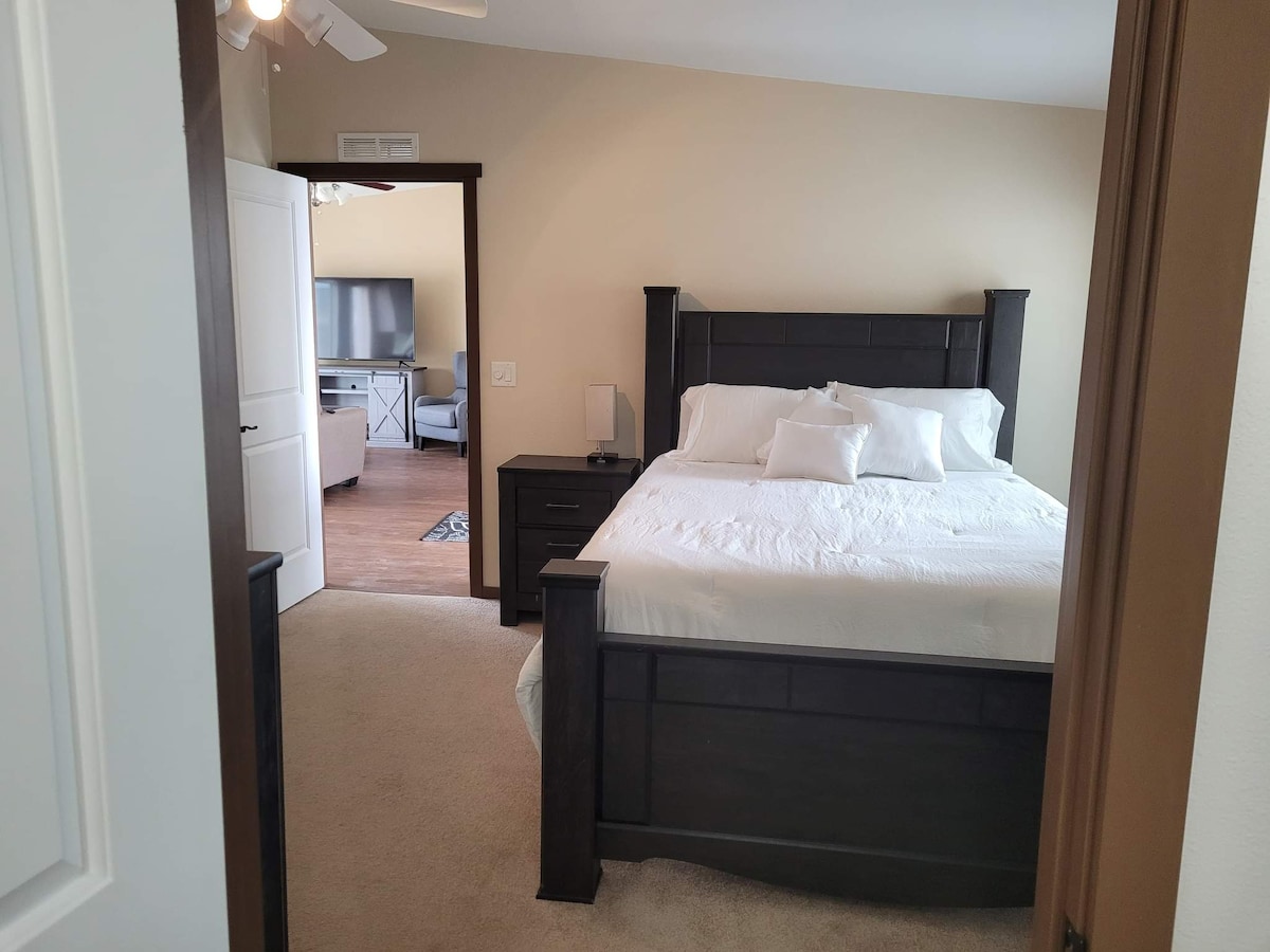 Dormitorio principal con cama tamaño queen.