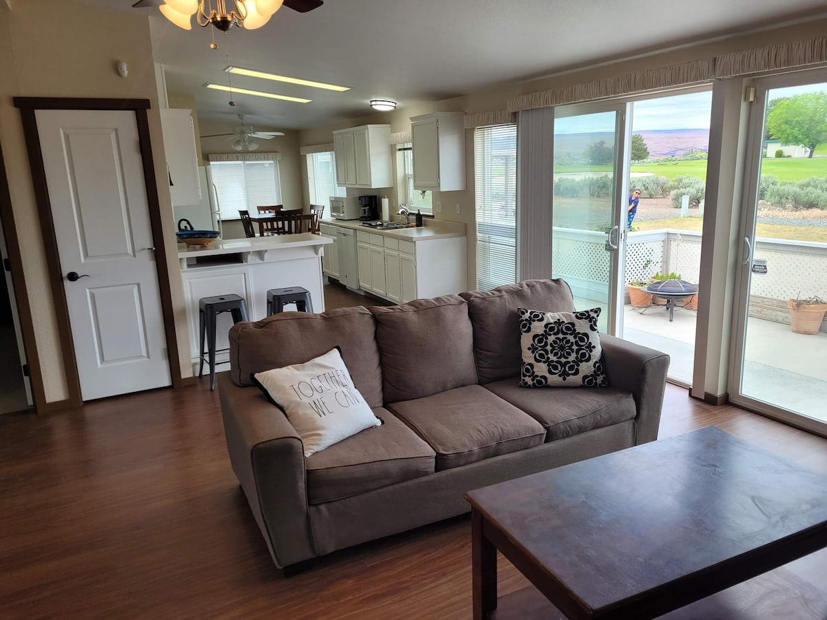 Cocina detrás de la sala de estar.