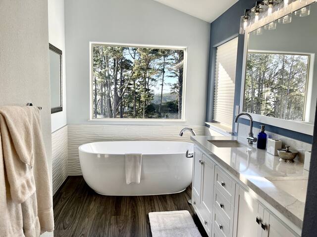 TreeTops OceanView Retreat_HotTub_Month/LongTermOk gallery image 5