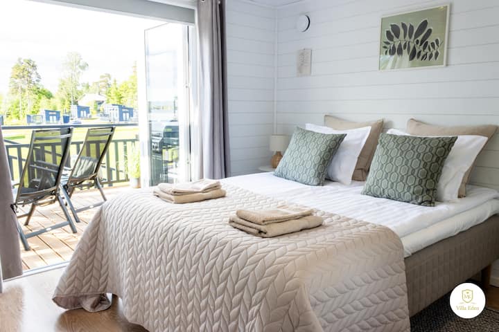 The bedroom has a 160cm bed and has a beautiful sea view.