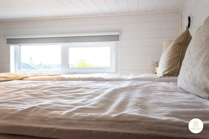 Parvi #1 kiintein portain. There's a beautiful view across the archipelago village from the loft. The loft is low. 