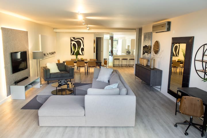 Deluxe 2 bedroom in Camps Bay close to the beach!