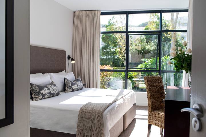 Deluxe 2 bedroom in Camps Bay close to the beach! gallery image 5