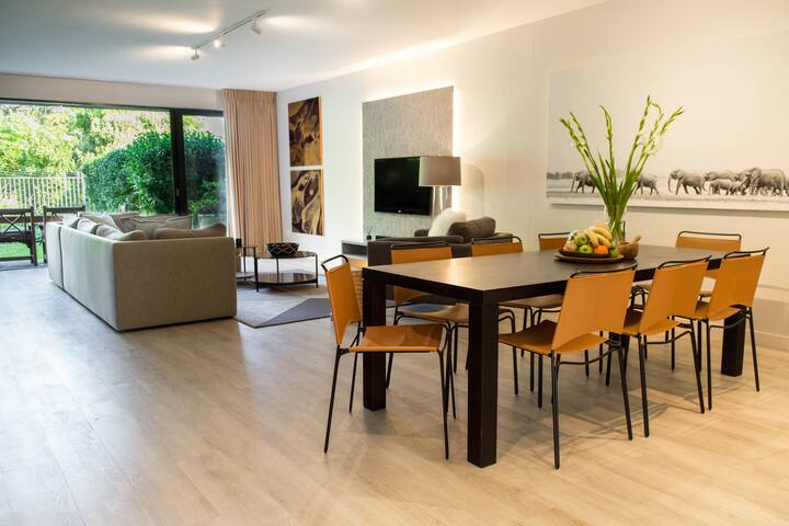 Deluxe 2 bedroom in Camps Bay close to the beach! gallery image 3