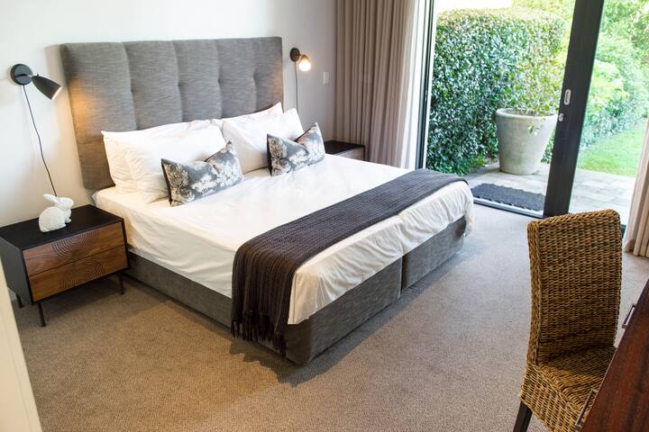 Deluxe 2 bedroom in Camps Bay close to the beach! gallery image 4