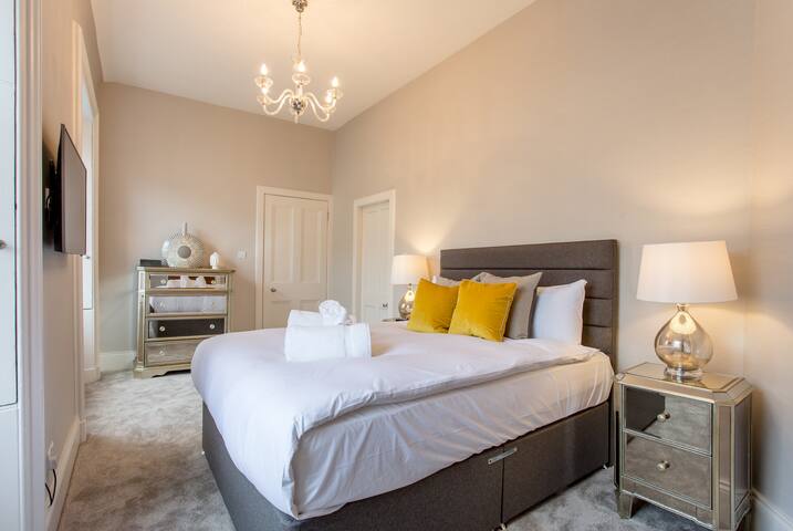 Exclusive 2 Bed w/ Free Private Parking, West End gallery image 4