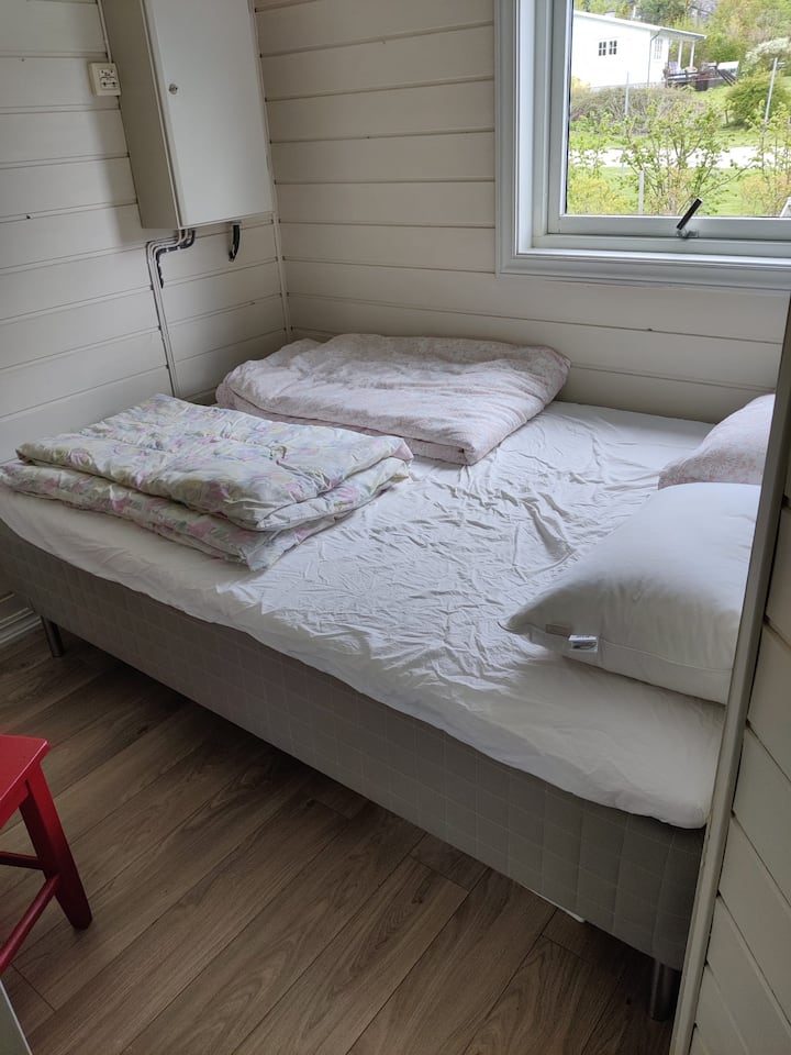 חדר שינה בבקתה הראשית. מיטה 140 ס"מ