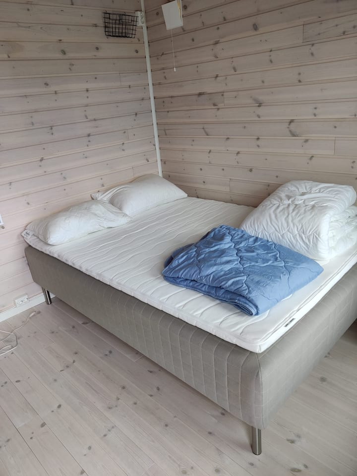 מיטה בגודל 140 ס"מ באחת מהנספחים. בנוסף יש מיטת קומתיים בגודל 75 ס"מ.