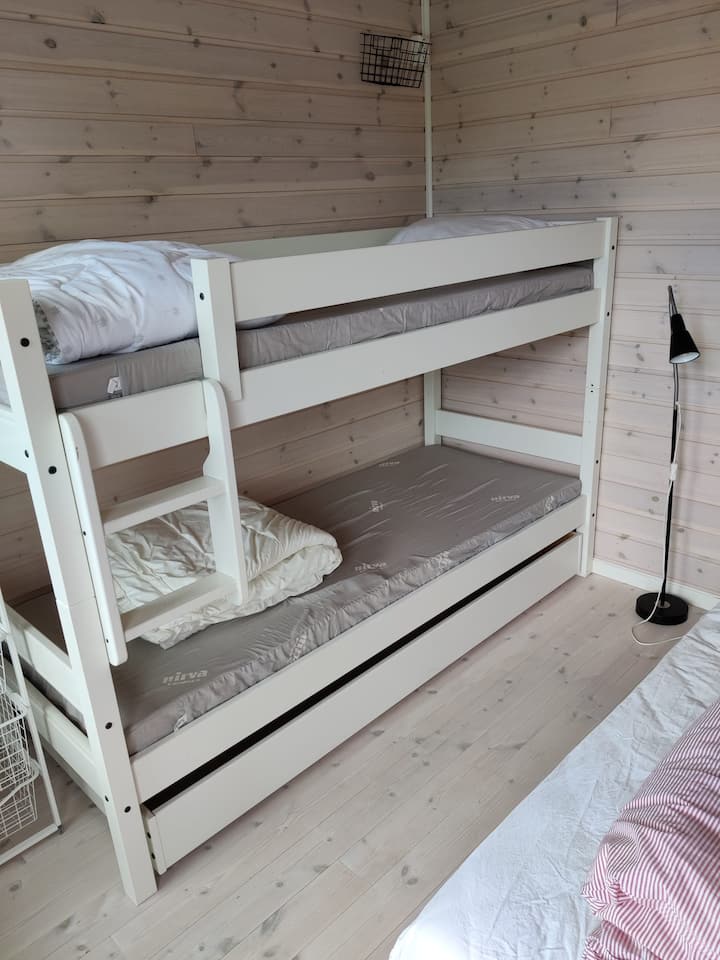 מיטת קומתיים בגודל 75 ס"מ באחת מהנספחים. בנוסף, יש מיטה בגודל 120 ס"מ באותו אגף.