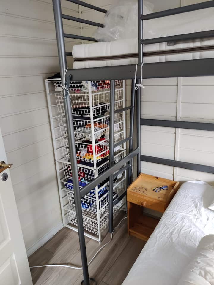 חדר שינה ראשי בבקתה עם מתקני אחסון.