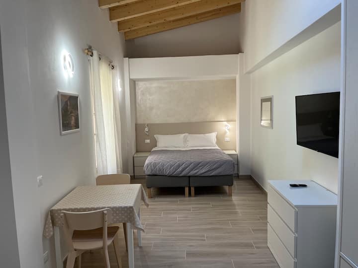 Διαμέρισμα με εκτεθειμένα δοκάρια 3 - Διαμερίσματα με υπηρεσίες ξενοδοχείου  προς ενοικίαση στην/στο Desenzano del Garda, Lombardia, Ιταλία - Airbnb