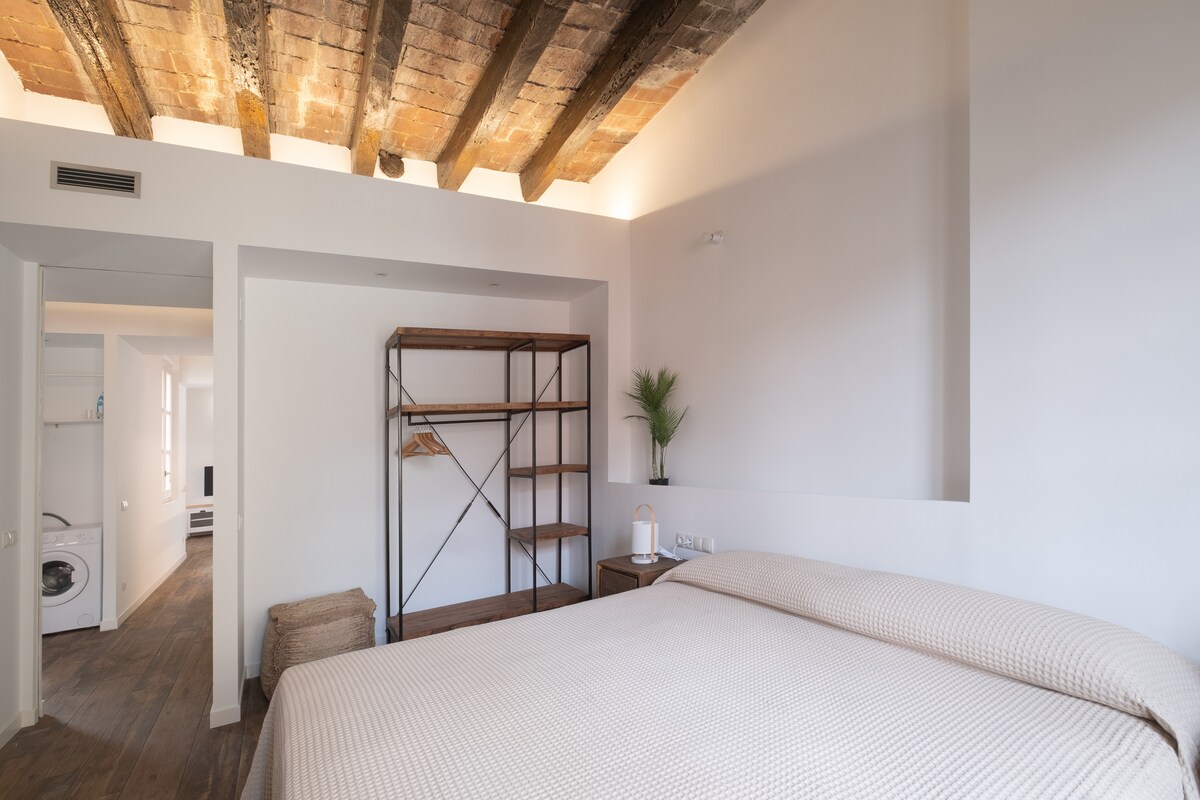 חדר שינה עם מיטת קווין סייז ברוחב 180 ס"מ.