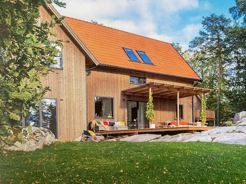 Luxurious villa on the shores of  lake Mälaren