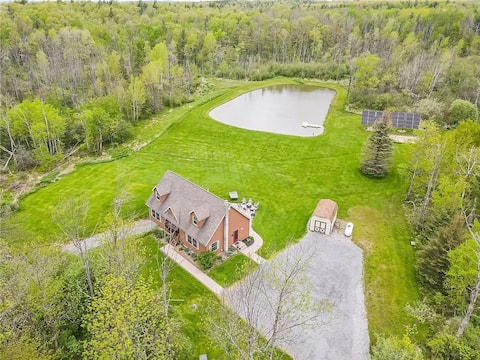 FLX Secluded Home*Hot Tub*Pond*Dog & Kid Friendly