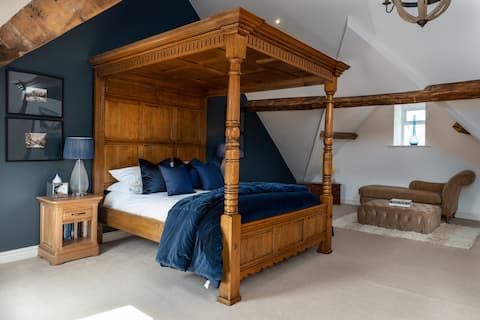 CASTLE VIEW TOWNHOUSE (2 private parking spaces)