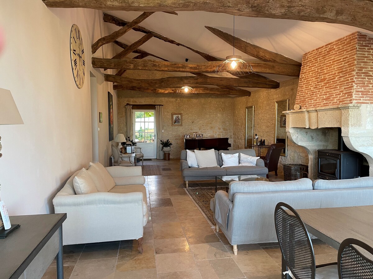 Airbnb performant: Lumières dorées de Lomagne, 15-person gîte à Gers