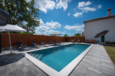 Countryside villa with 6 bedrooms and large pool