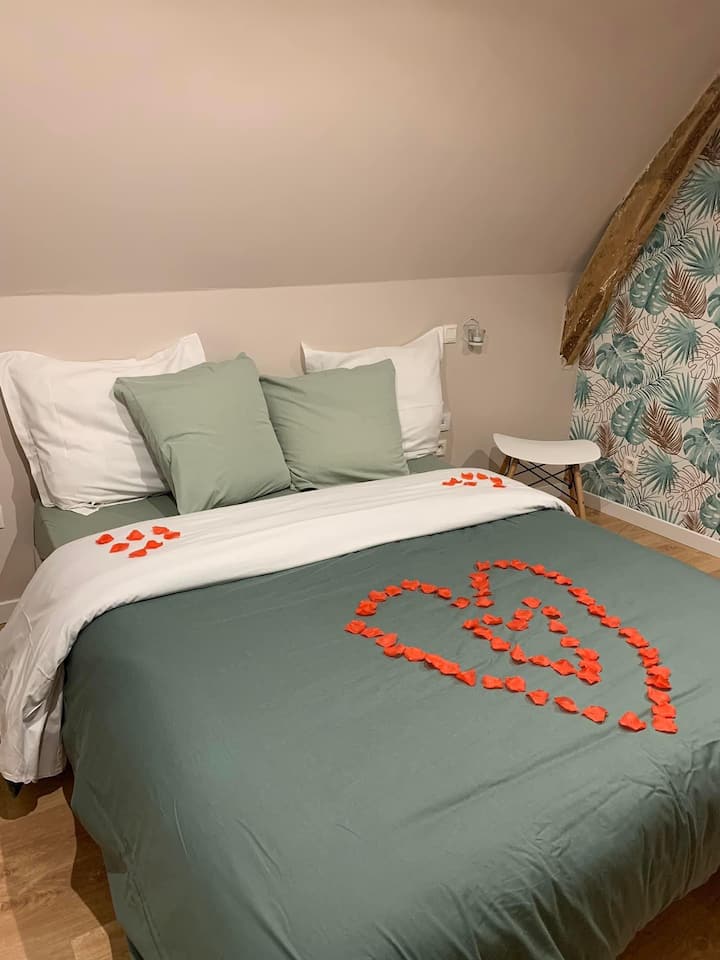 Спалня с легло 160 x 200 см, 4 възглавници