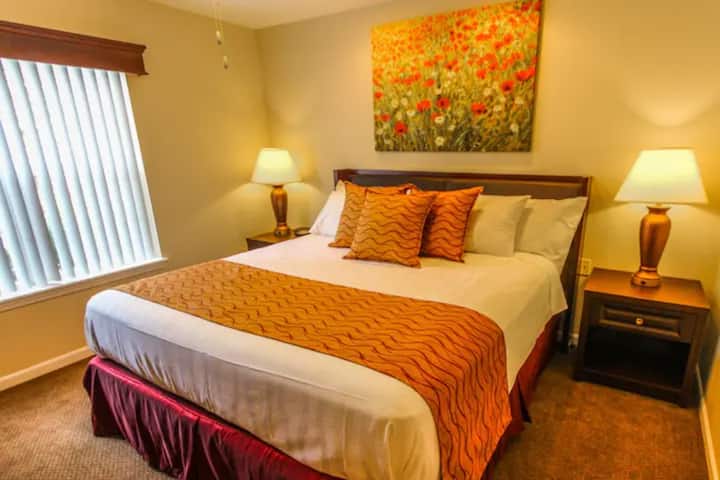 سرير الضيف بحجم كوين مريح وجذاب.