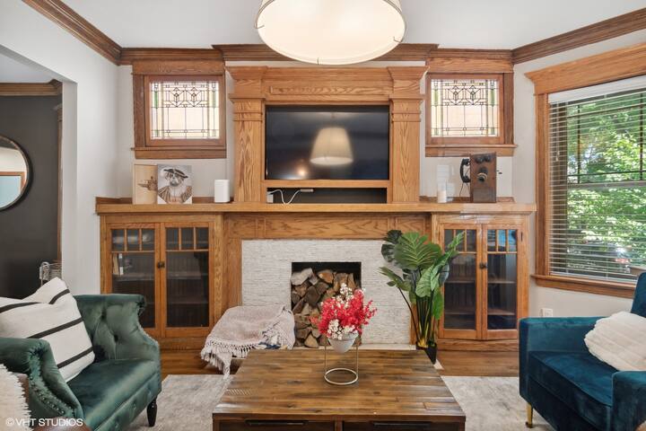 Exquiste 4 Bedroom Multi-Level Beauty gallery image 2