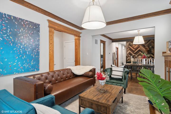 Exquiste 4 Bedroom Multi-Level Beauty gallery image 3