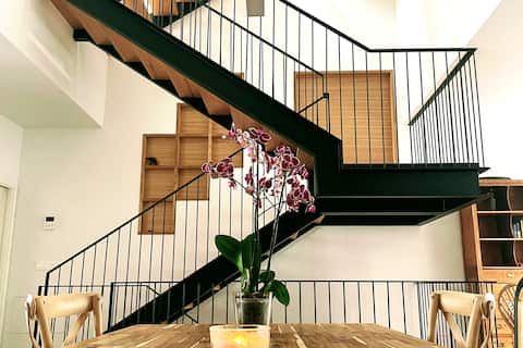 Centrally located house in A Coruña, with garage and terrace.