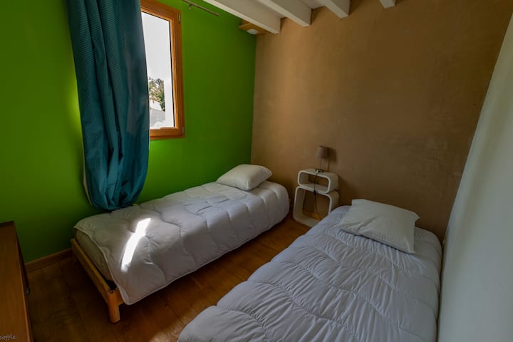 卧室1 ：一楼小面积，配有原土太阳能加热墙