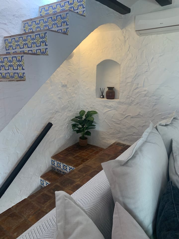 Sala de estar y escaleras a la terraza de la azotea