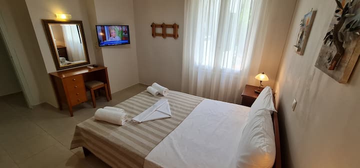 Dormitorio con cama doble