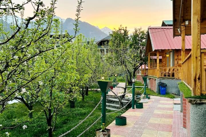 The Midnight Garden - Premium Cottages