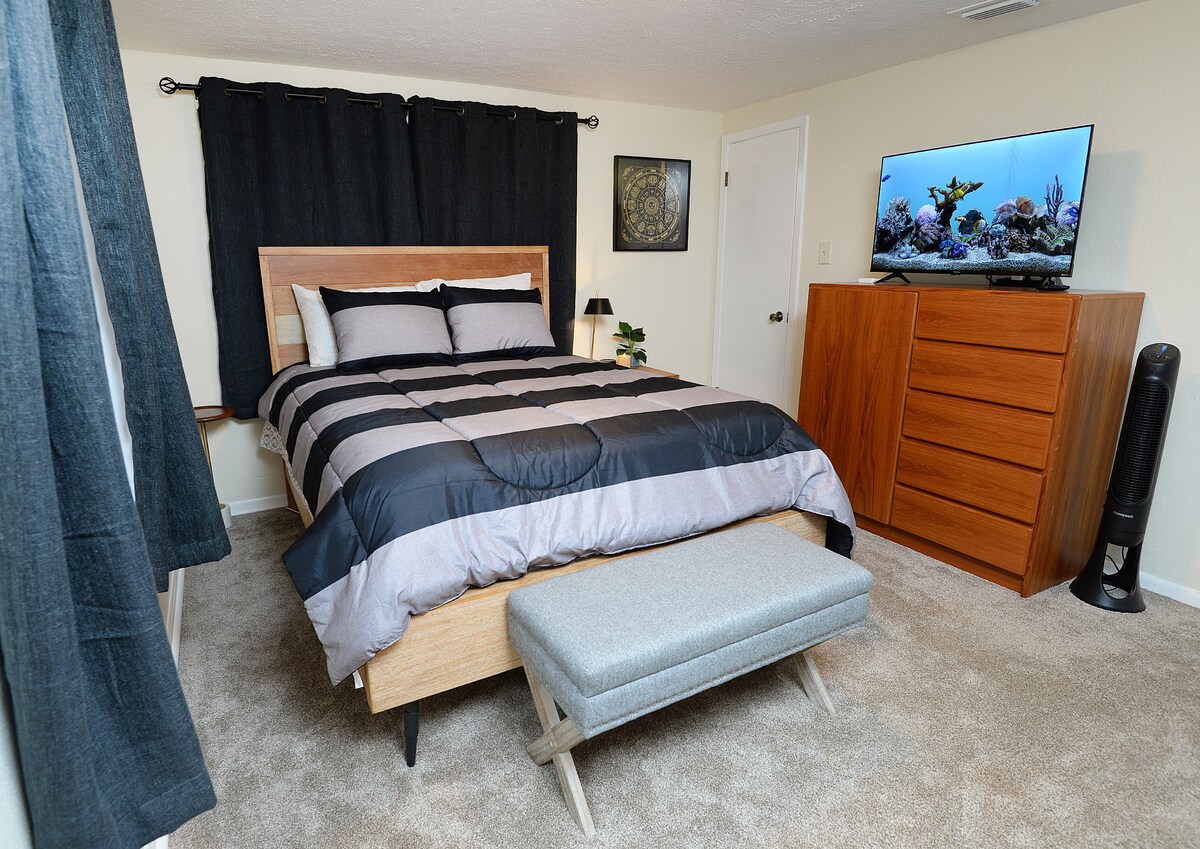 Hlavná spálňa so zatemňovacími závesmi a zvukovým prístrojom