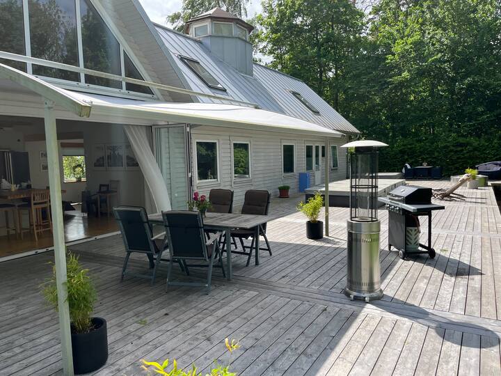 Quiet and leafy oasis for the big family Villas for Rent in Båstad