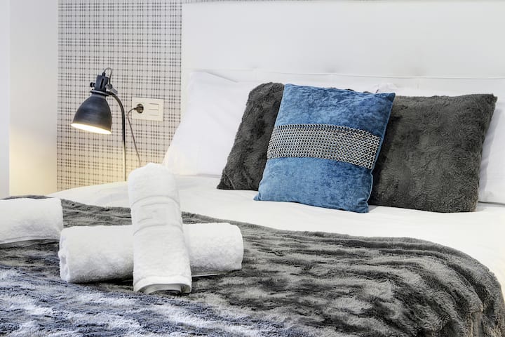 إطلالة بالقرب من سرير غرفة النوم الرئيسية. الحجم. 150 سم بعرض 200 سم.