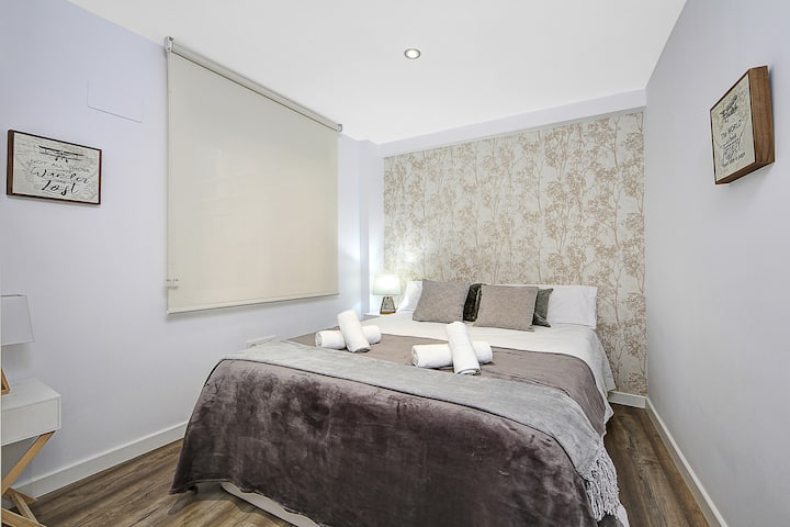 إطلالة أمامية على غرفة النوم الثانية. يتكون من سرير بعرض 150 سم وطول 200 سم. يحتوي على خزانة كبيرة.