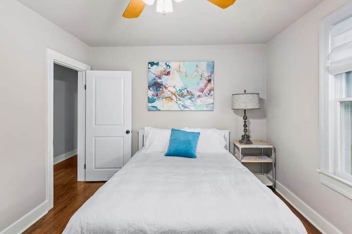 Dhomë gjumi me madhësi "queen" me më shumë art vendas