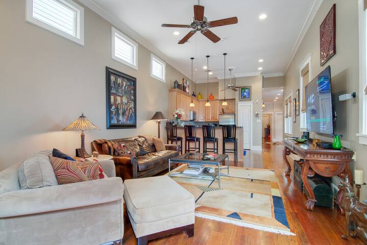 BEAUTIFUL MID CITY HOME, 1 BLOCK TO STREET CAR gallery image 4